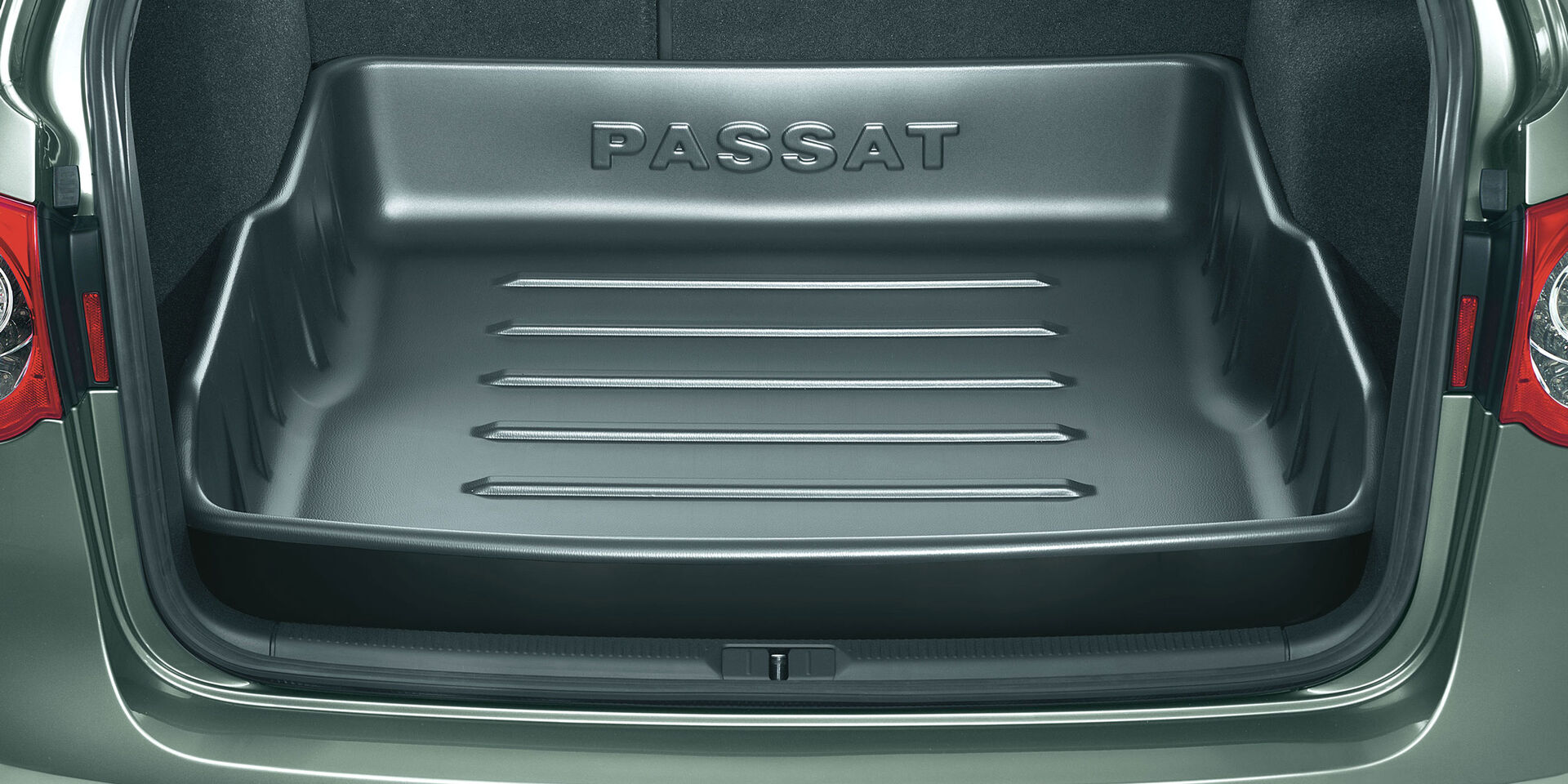 Porta-malas de um VW Passat com uma solução prática de compartimento
