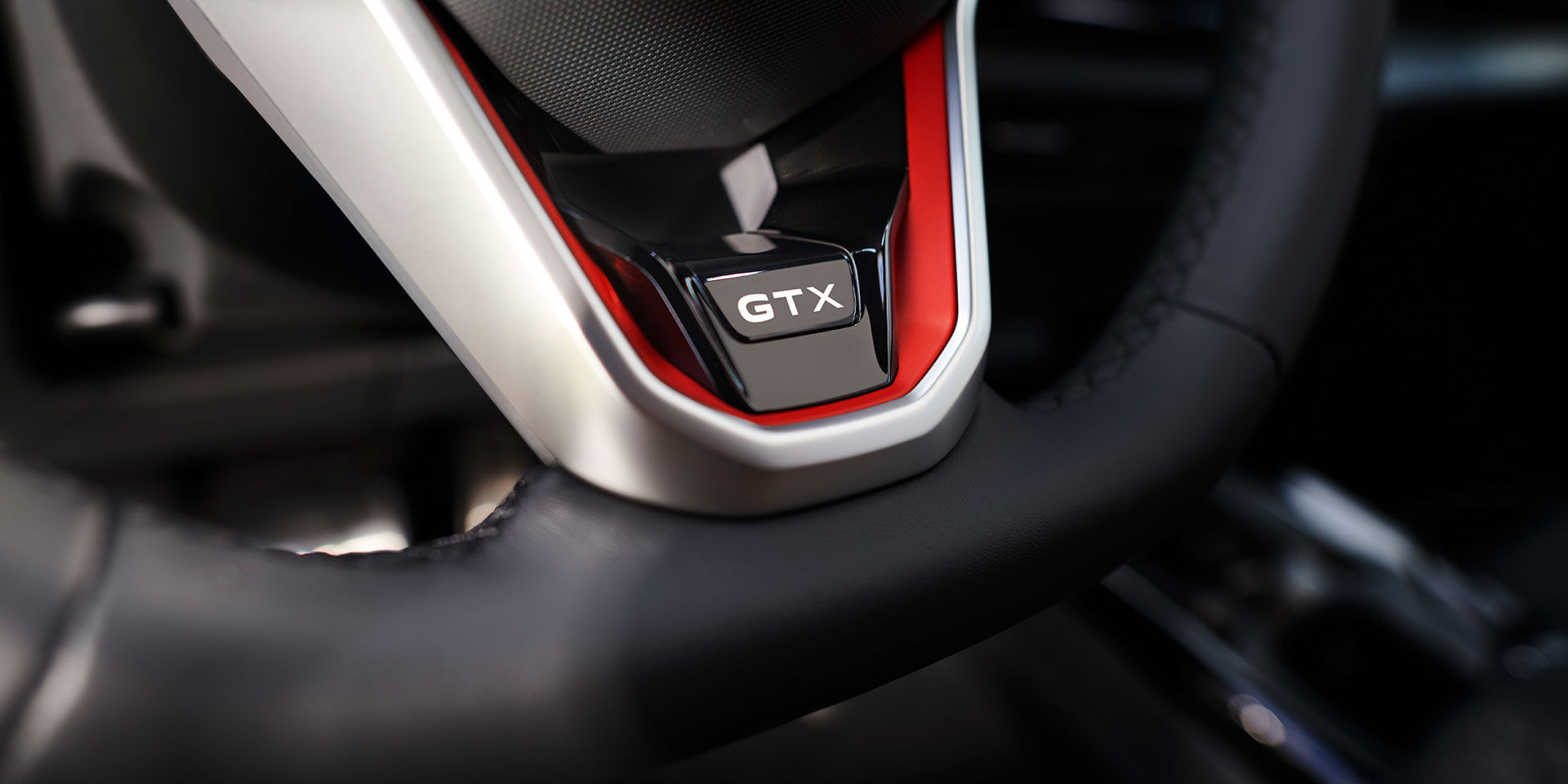Assinatura GTX no volante de um VW ID.5 GTX vermelho.