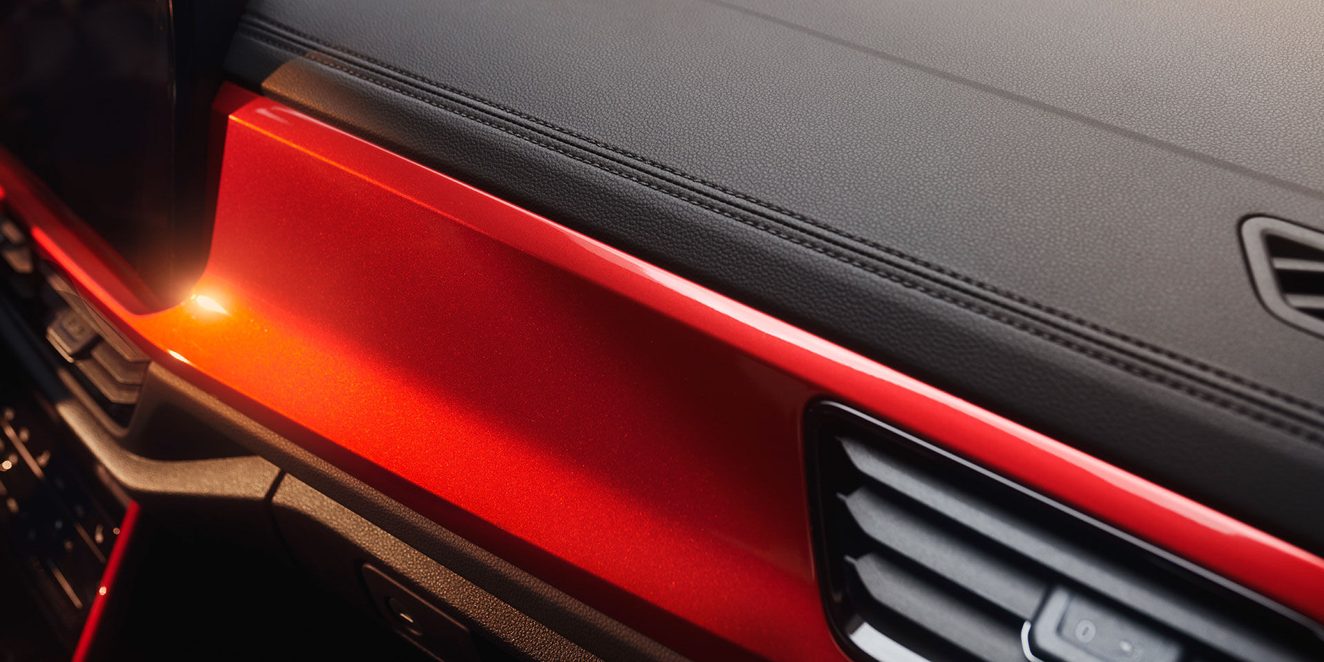 Detail der Ziernähte im Cockpit des VW T-Roc Cabriolets mit rotem Dekor