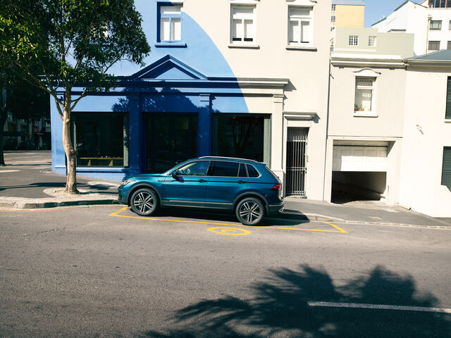 Um novo VW Tiguan azul estacionado