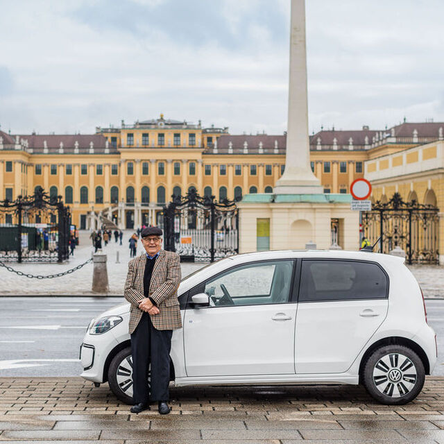Heinz Gerhard  e o seu e-up! estacionado em frente ao Palácio Schönbrunn em Viena