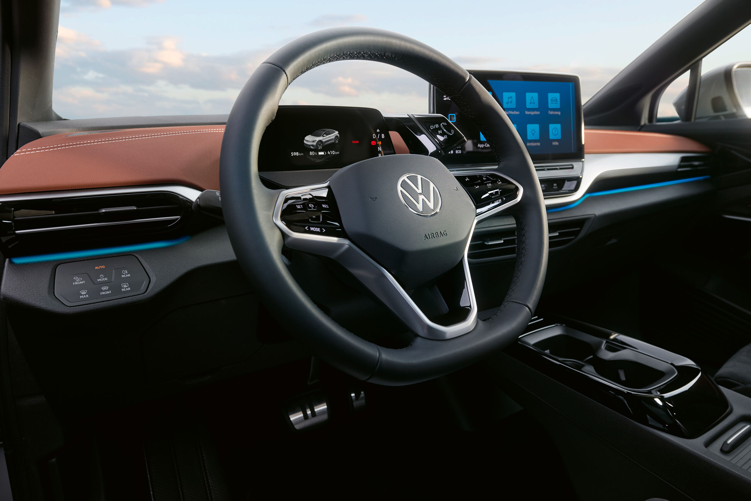 Vista lateral para o volante multifunções, o painel de instrumentos e o sistema de infotainment de um VW ID.5