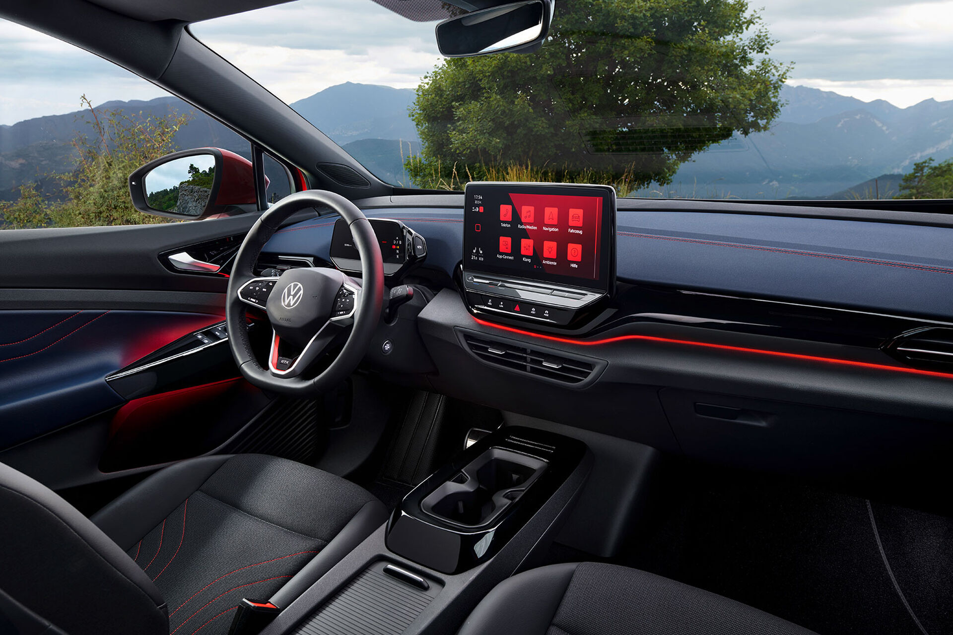 Habitáculo de um VW ID.5 GTX vermelho. Vista do volante, ecrã, bancos e molduras.