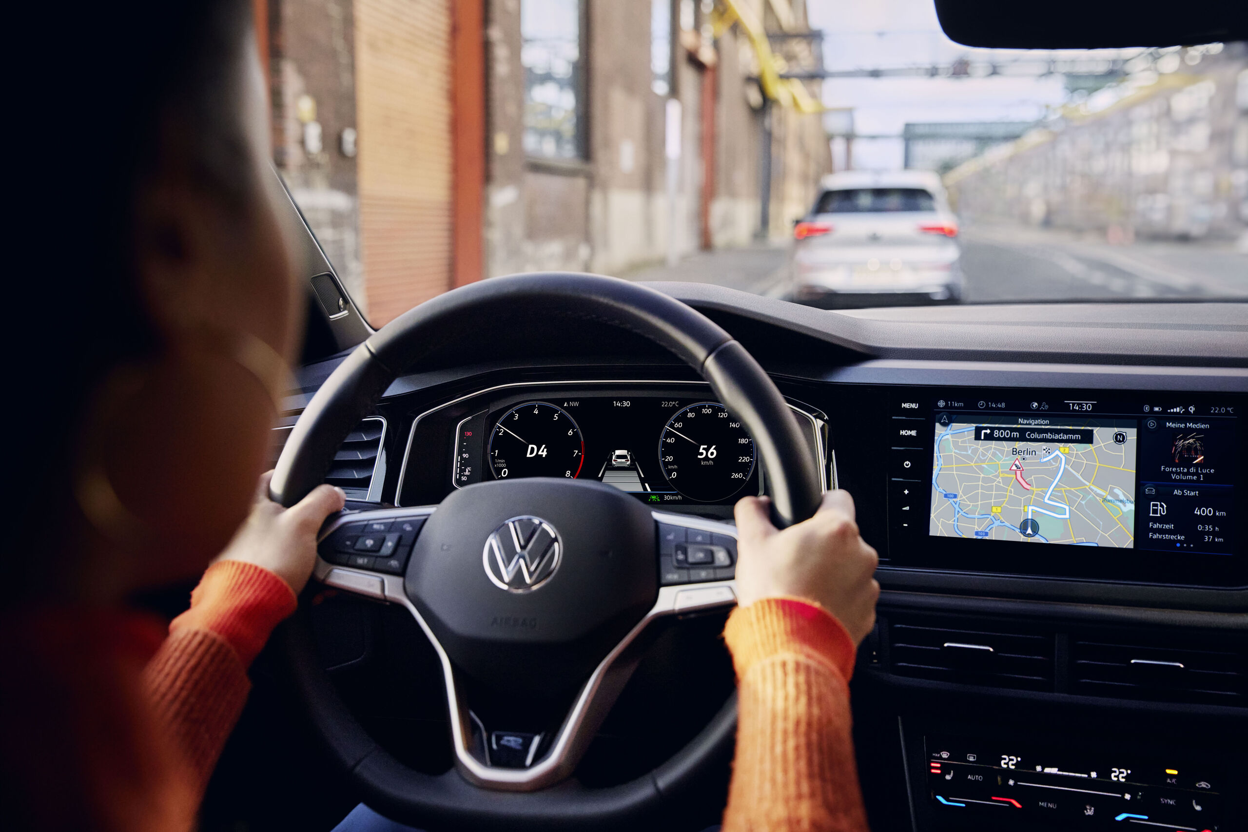 Mulher a conduzir VW Polo com GPS e sistema de navegação