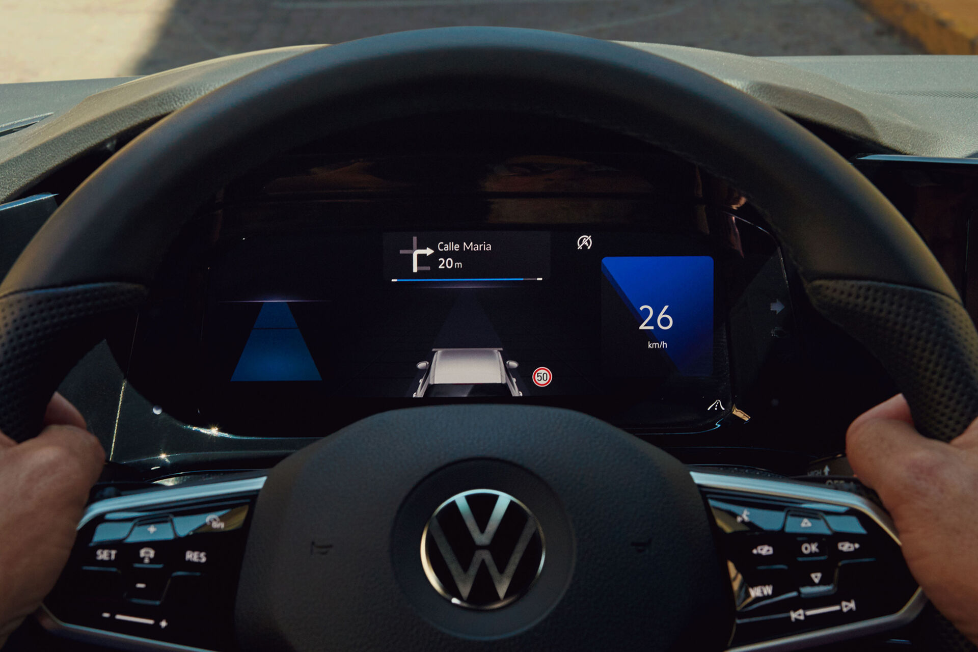 Vista detalhada do volante e do Digital Cockpit do compacto VW Golf