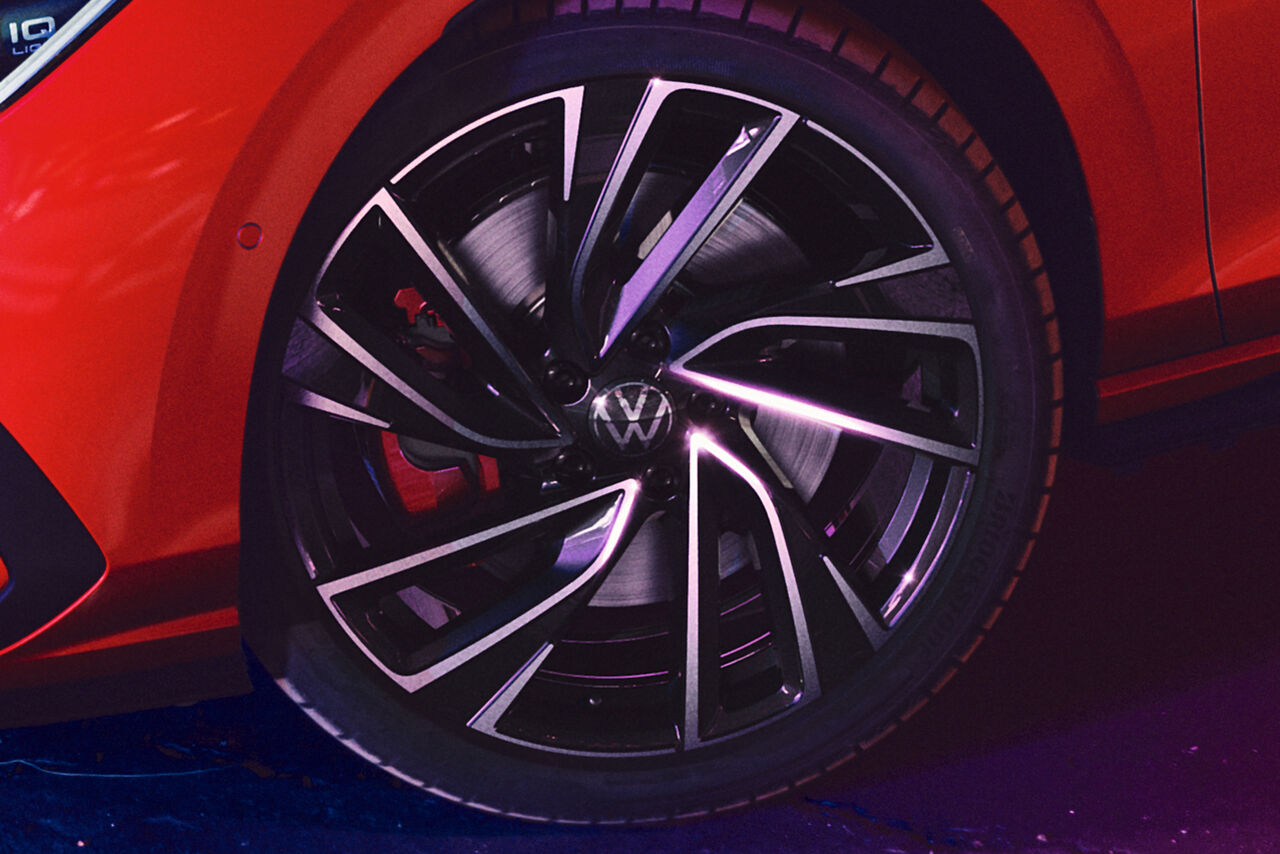 O VW Golf GTI, em vermelho, vista detalhada das jantes Adelaide de 19 polegadas