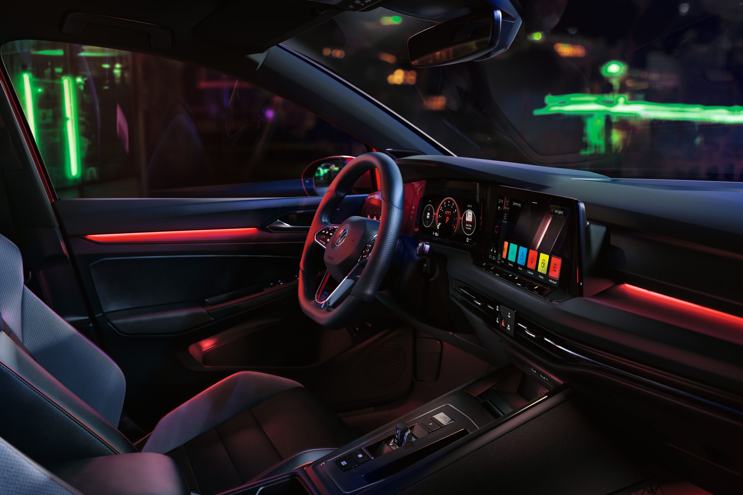 Interior do VW Golf GTI, cockpit com iluminação ambiente vermelha, com foco no banco do passageiro.