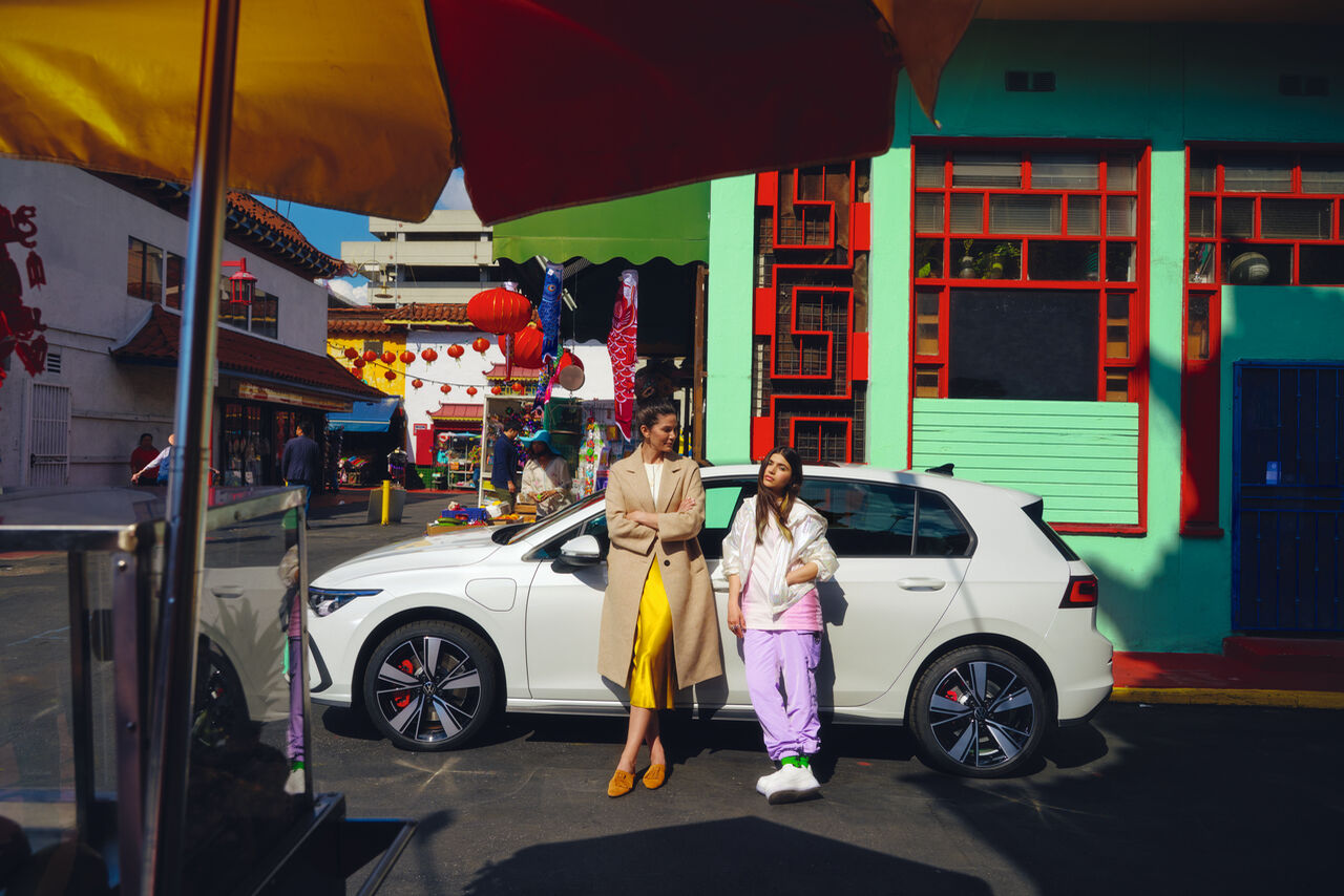 Uma mulher e uma rapariga encostadas ao VW Golf GTE