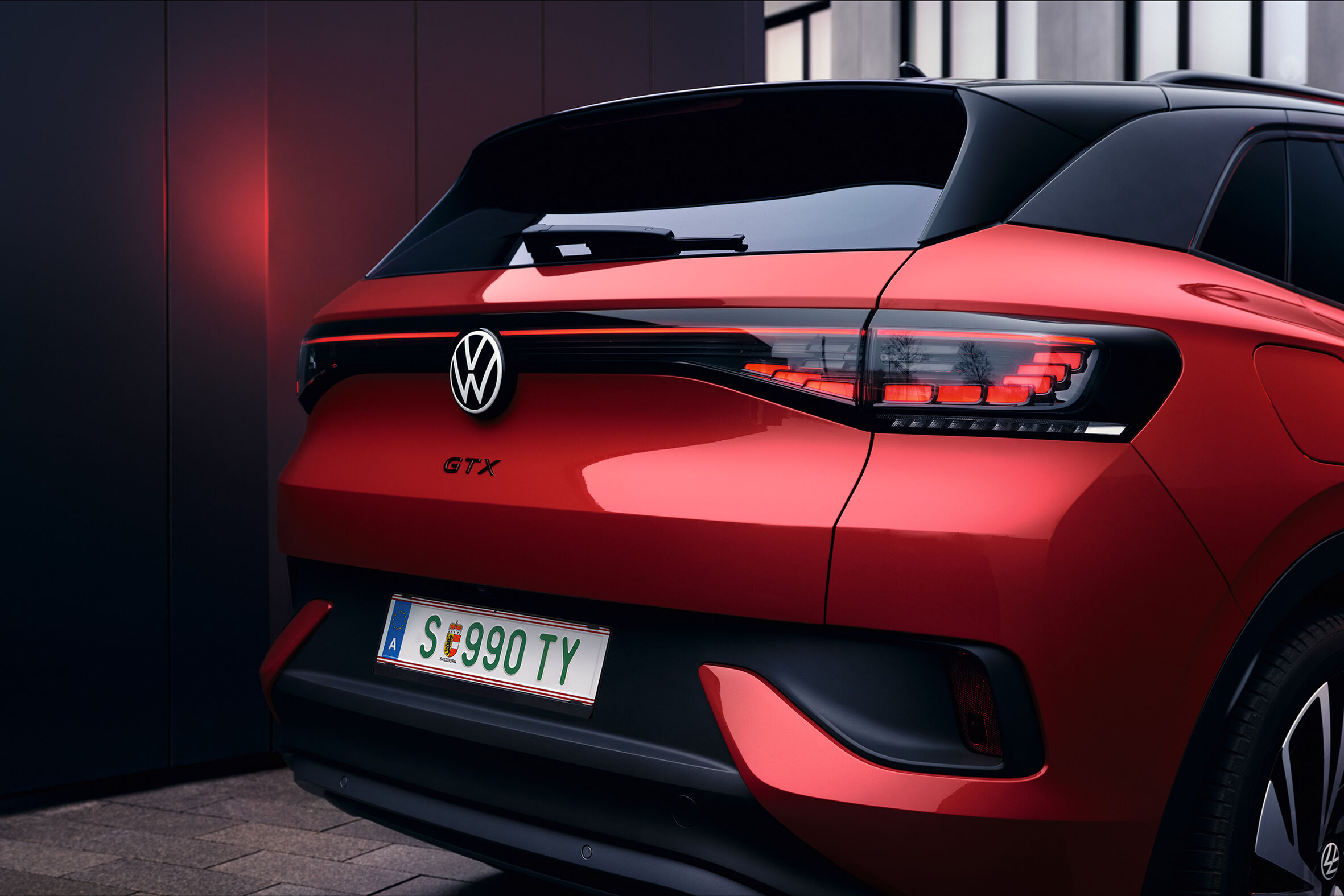 Vista traseira do VW ID.4 GTX em vermelho.