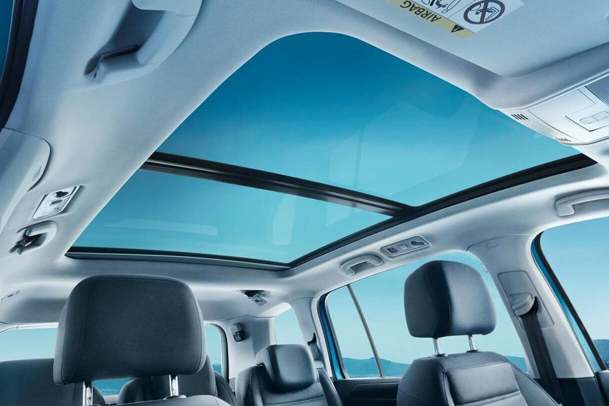 Vista para o interior de um VW Touran através do teto panorâmico