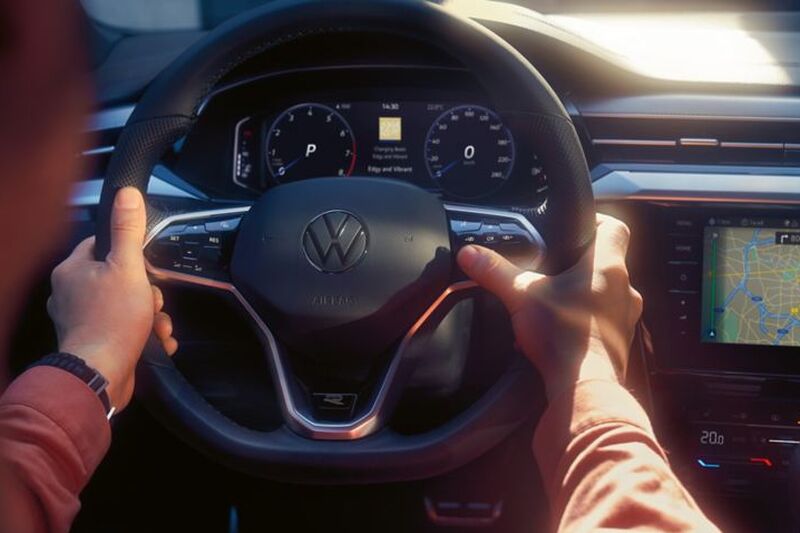 Detalhe do volante do VW Arteon Shooting Brake 