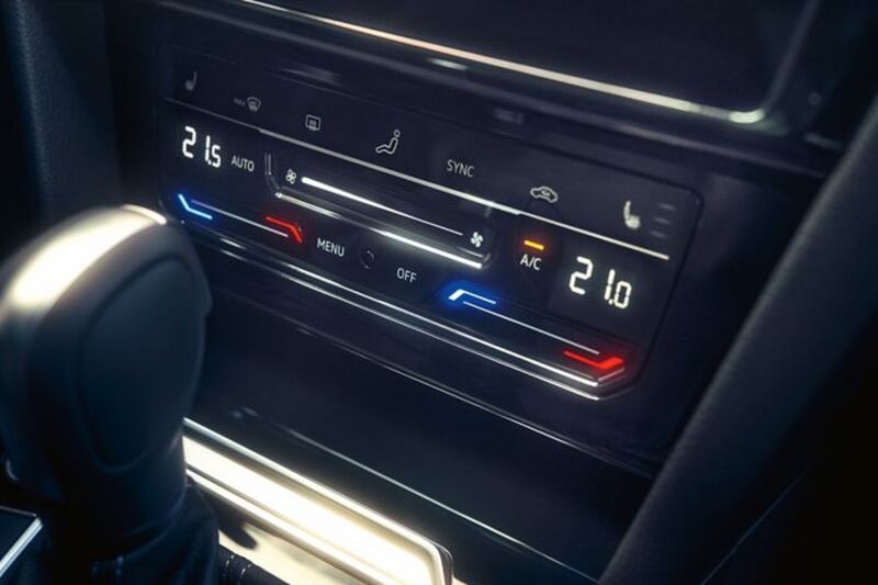 Detalhe do ar condicionado touch/tátil Climatronic do VW Arteon Shooting Brake 