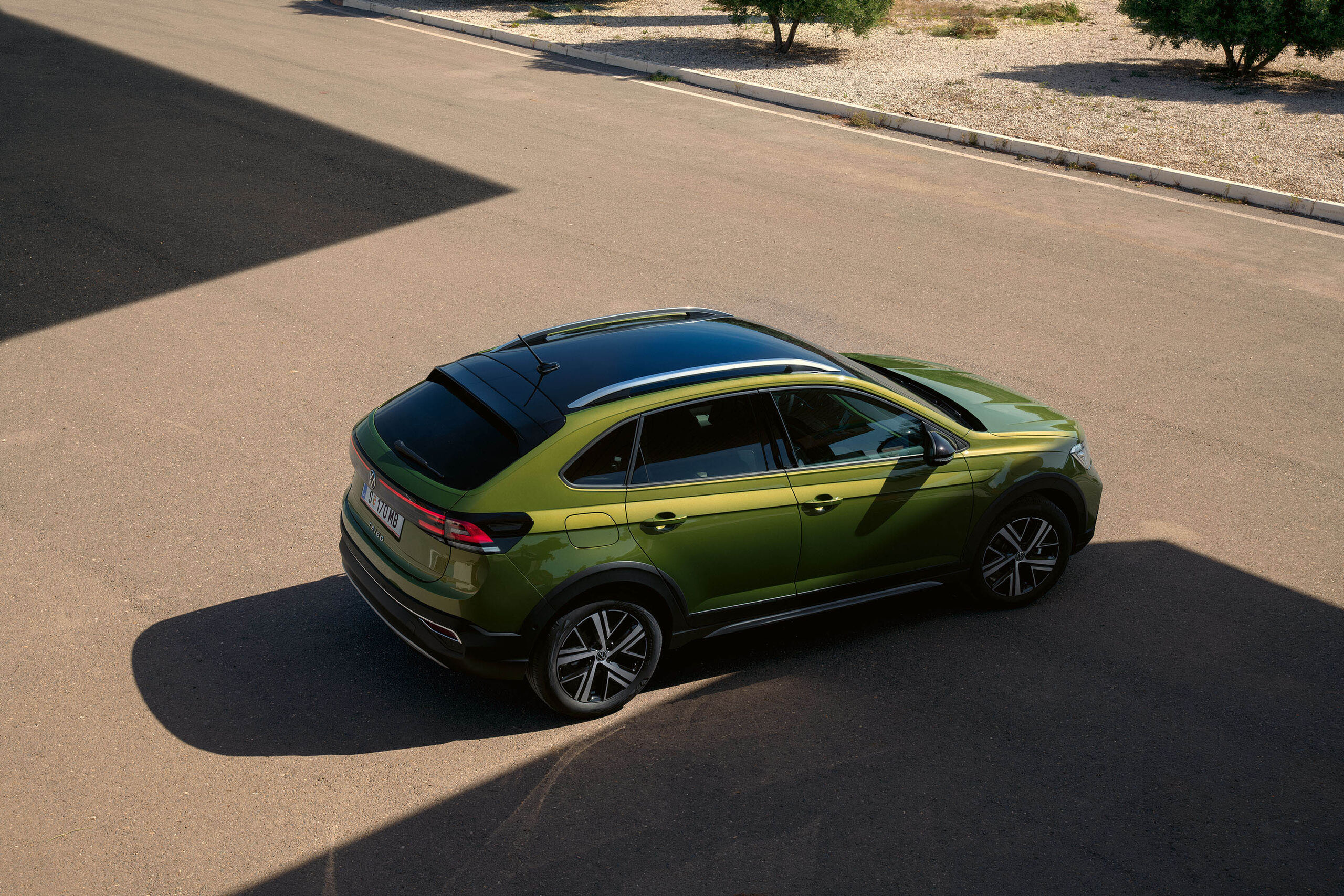 VW Taigo Style em verde com Roof Pack opcional, vista lateral superior