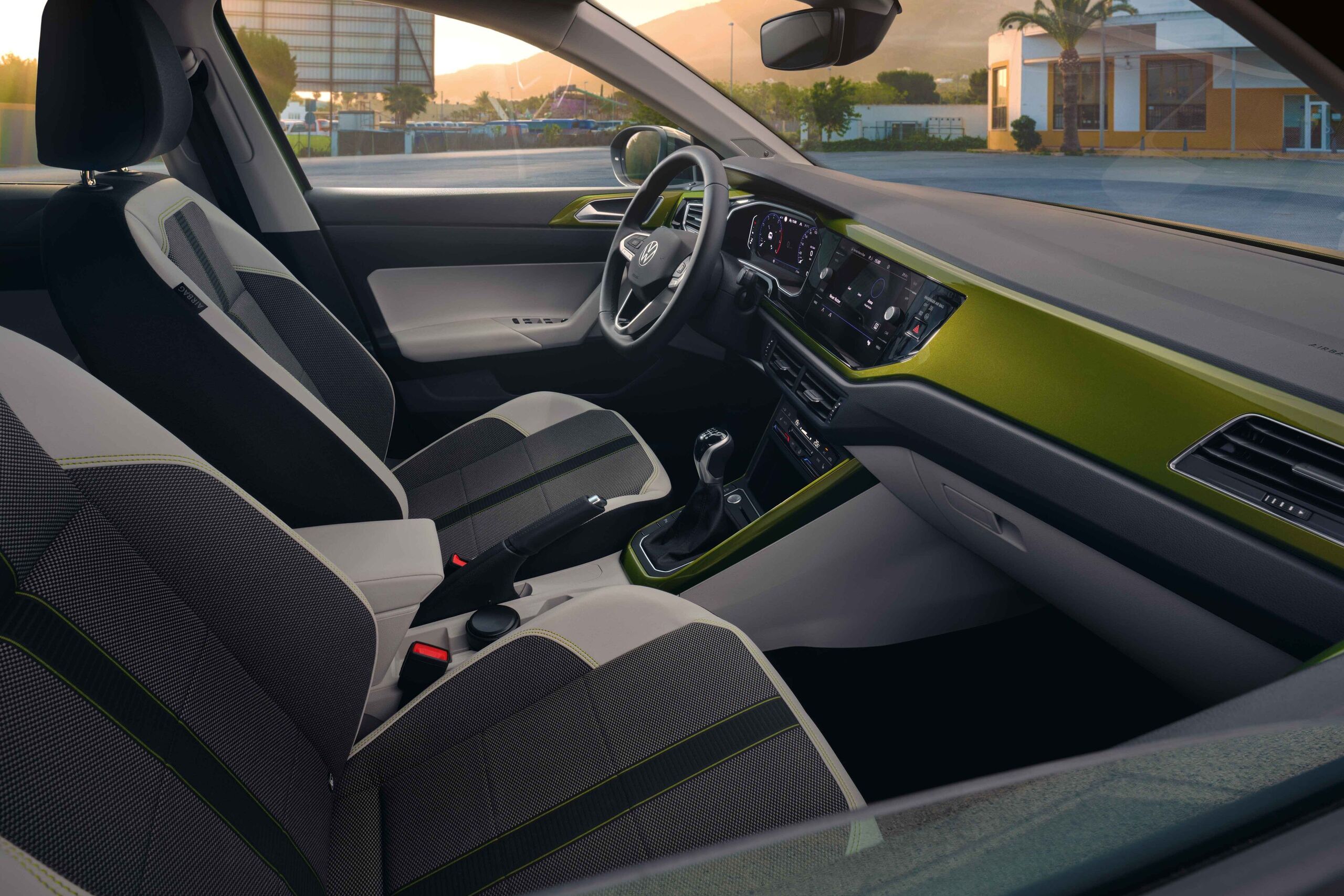 Interior do VW Taigo Style: Vista do cockpit com pacote de design opcional "Visual Green"