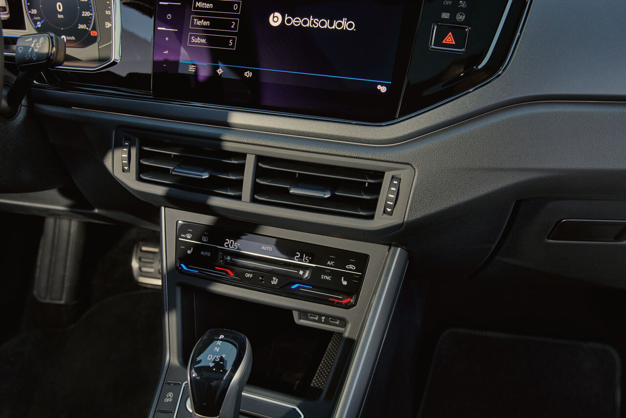 Interior do VW Taigo: Vista detalhada do ar condicionado opcional* “Air Care Climatronic” * de série para as linhas de equipamento Style e R-Line