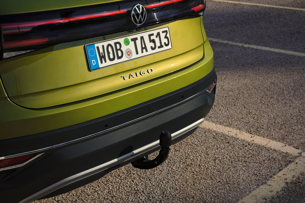 Vista detalhada do acoplamento opcional na traseira de um VW Taigo verde