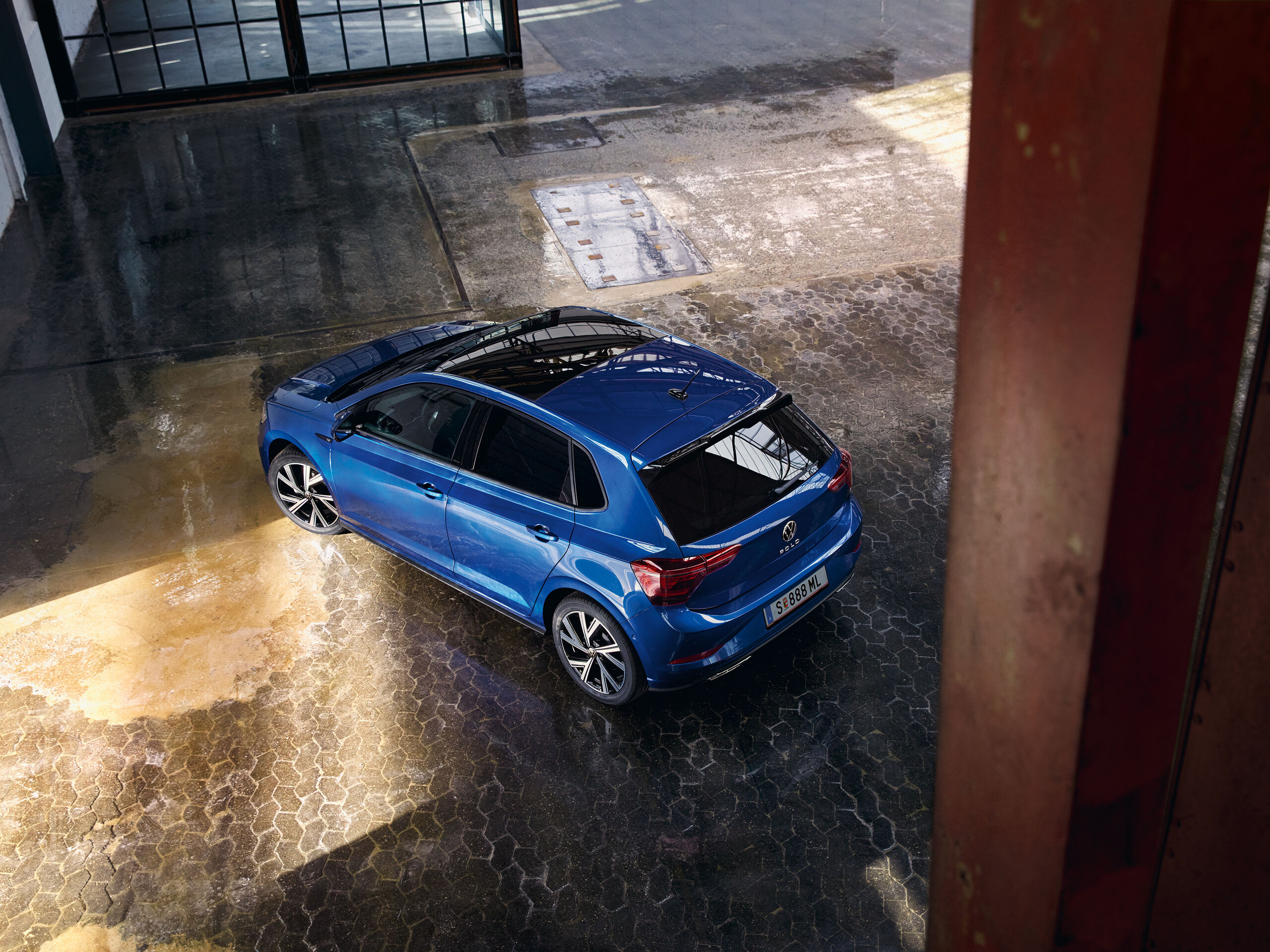 Vista de cima de um VW Polo azul com teto de abrir panorâmico opcional.