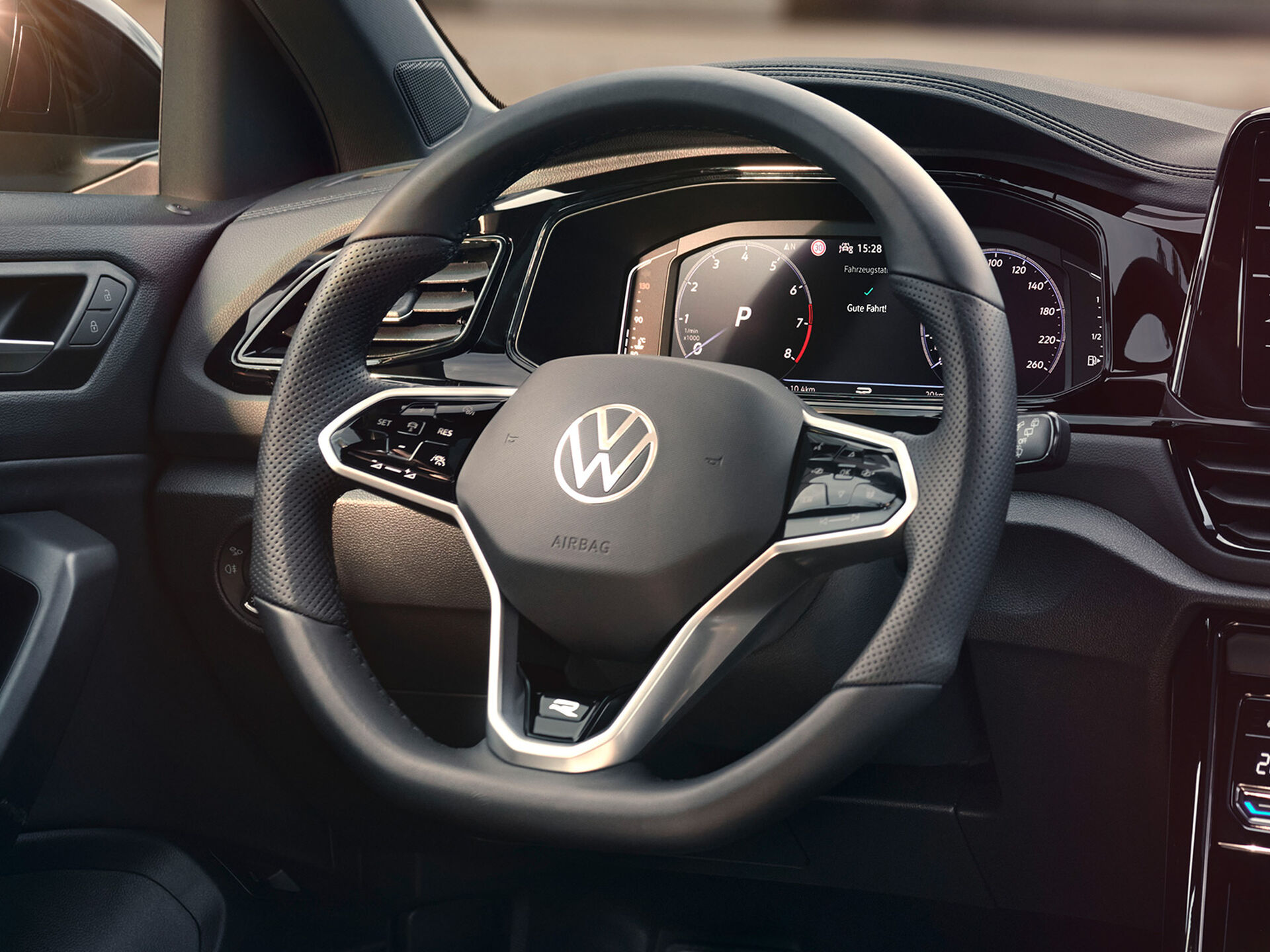 Interior do VW T-Roc, vista de pormenor do volante multifunções