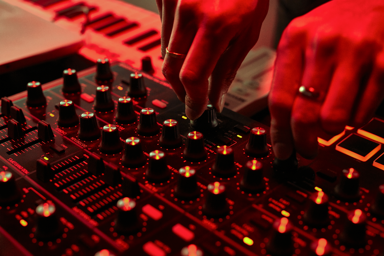 O Bearcubs mistura uma música com os botões da sua mesa de mistura 