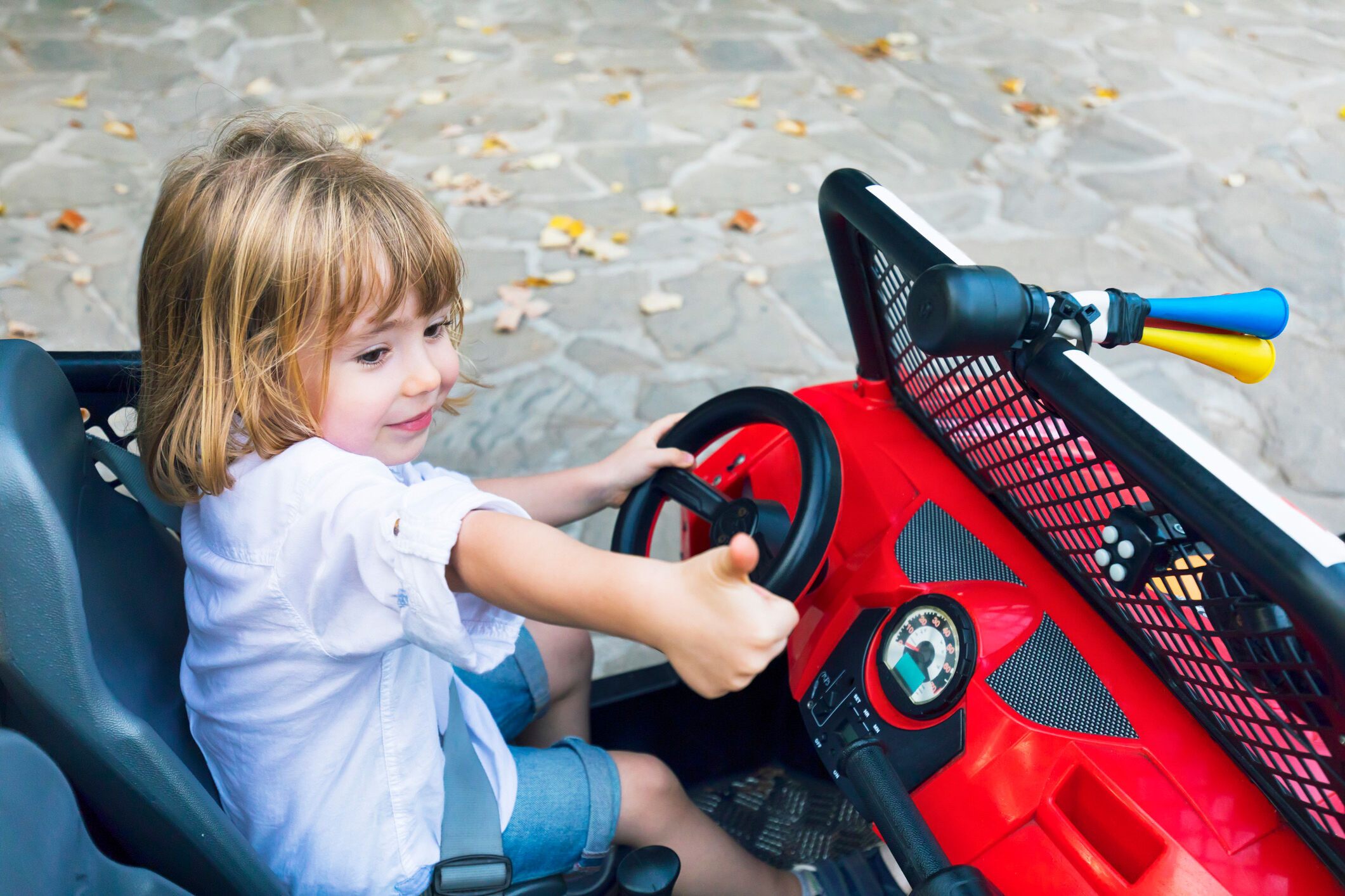 Veículo elétrico com cinto de segurança para a criança