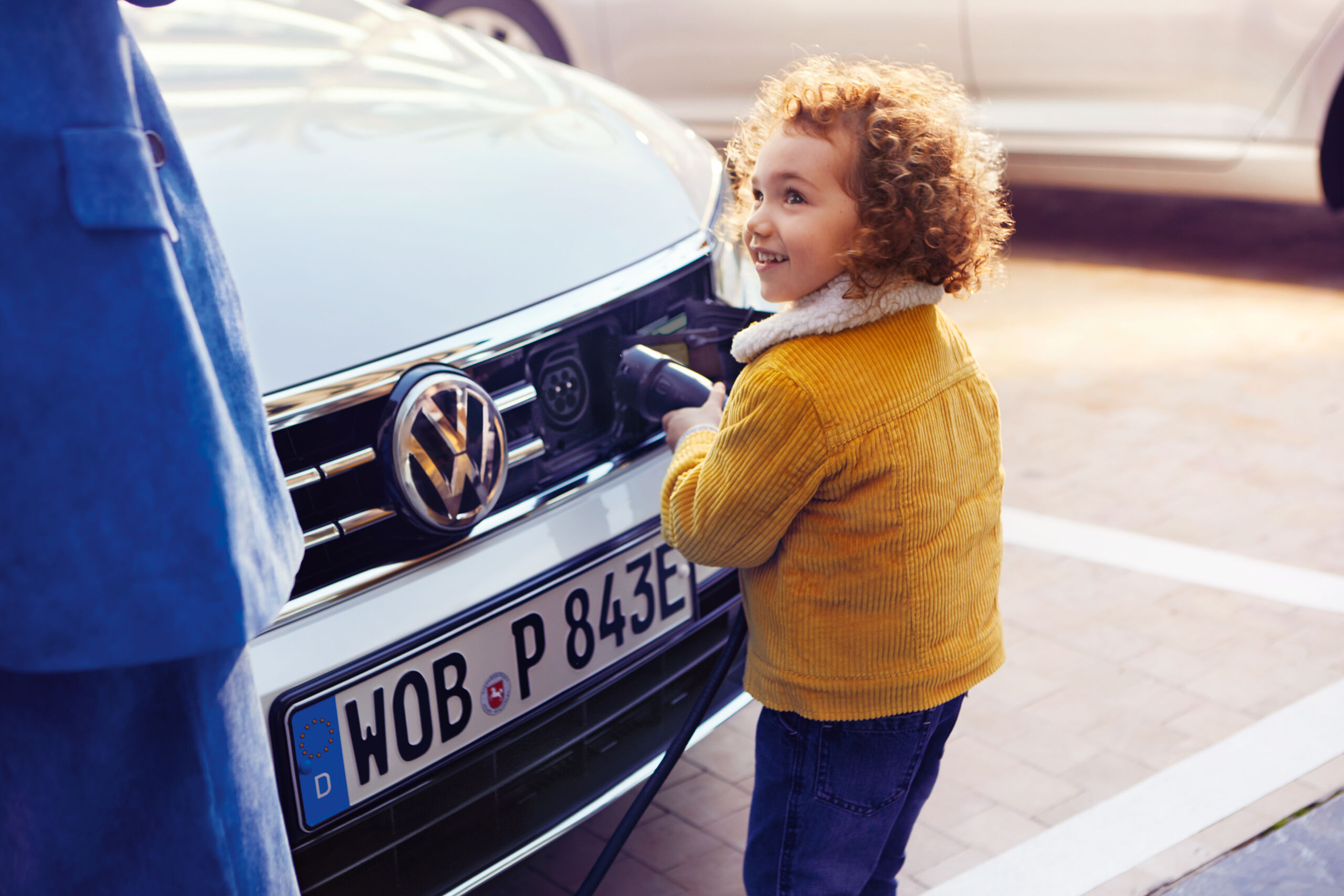 Uma criança a carregar um VW 