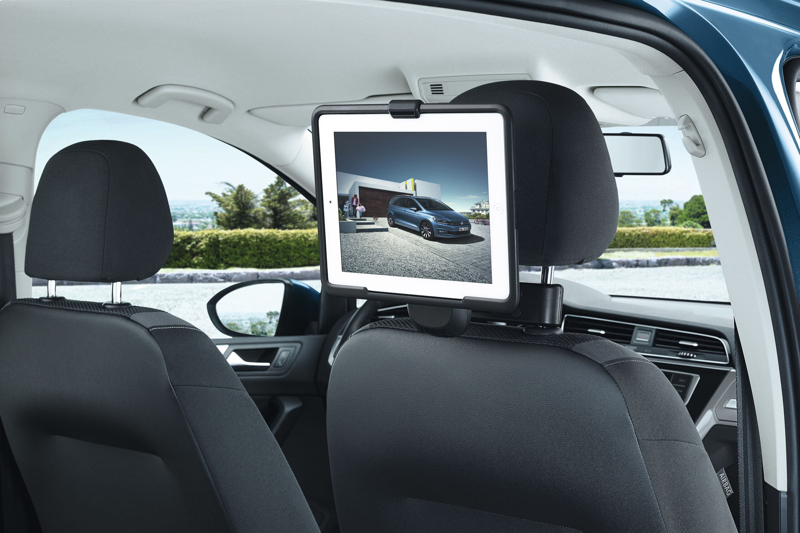 Ein iPad ist mithilfe des VW iPad Halters an der Kopfstütze des Beifahrersitzes befestigt