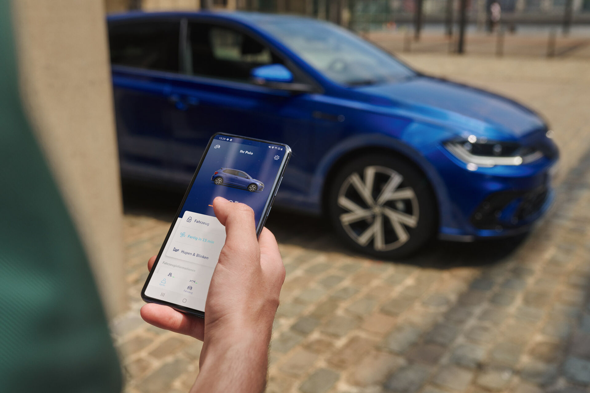 Vista do ecrã de um telemóvel com dados de veículo do Polo; em segundo plano, o VW Polo azul, estacionado.