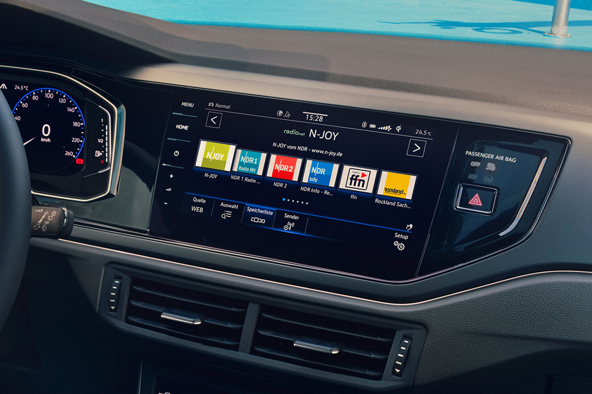 Vista de pormenor do ecrã com rádio web no interior do VW Polo. Visualiza-se uma seleção de emissoras de rádio.