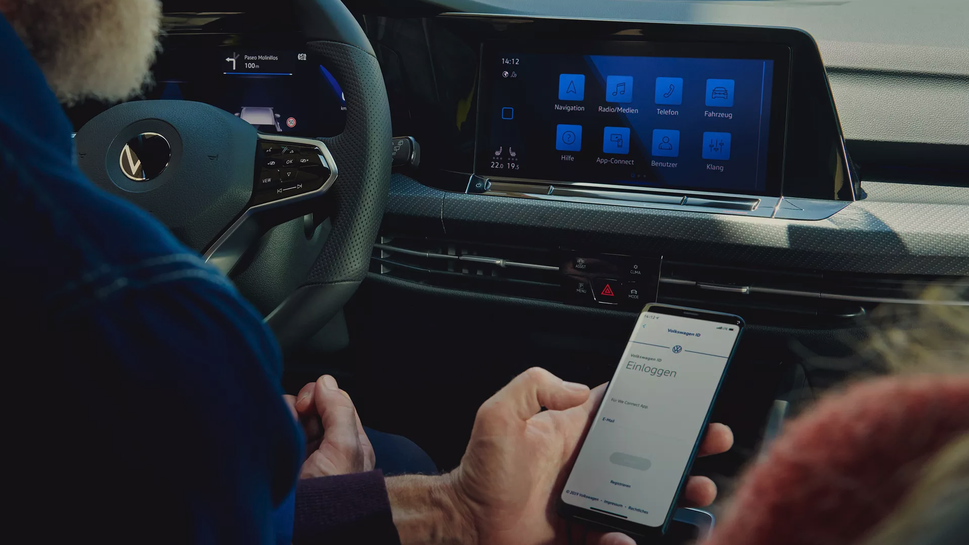 Homem no interior do VW Golf com o telemóvel a utilizar a Wireless App-Connect