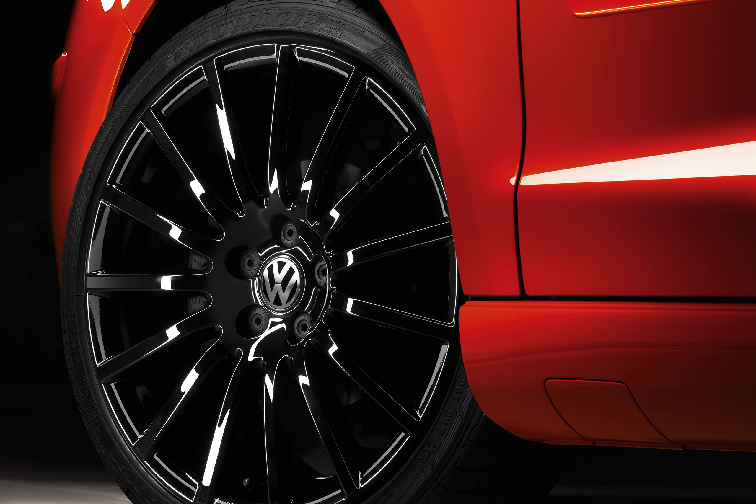 Uma visão detalhada da roda de um Volkswagen Polo GTI vermelho