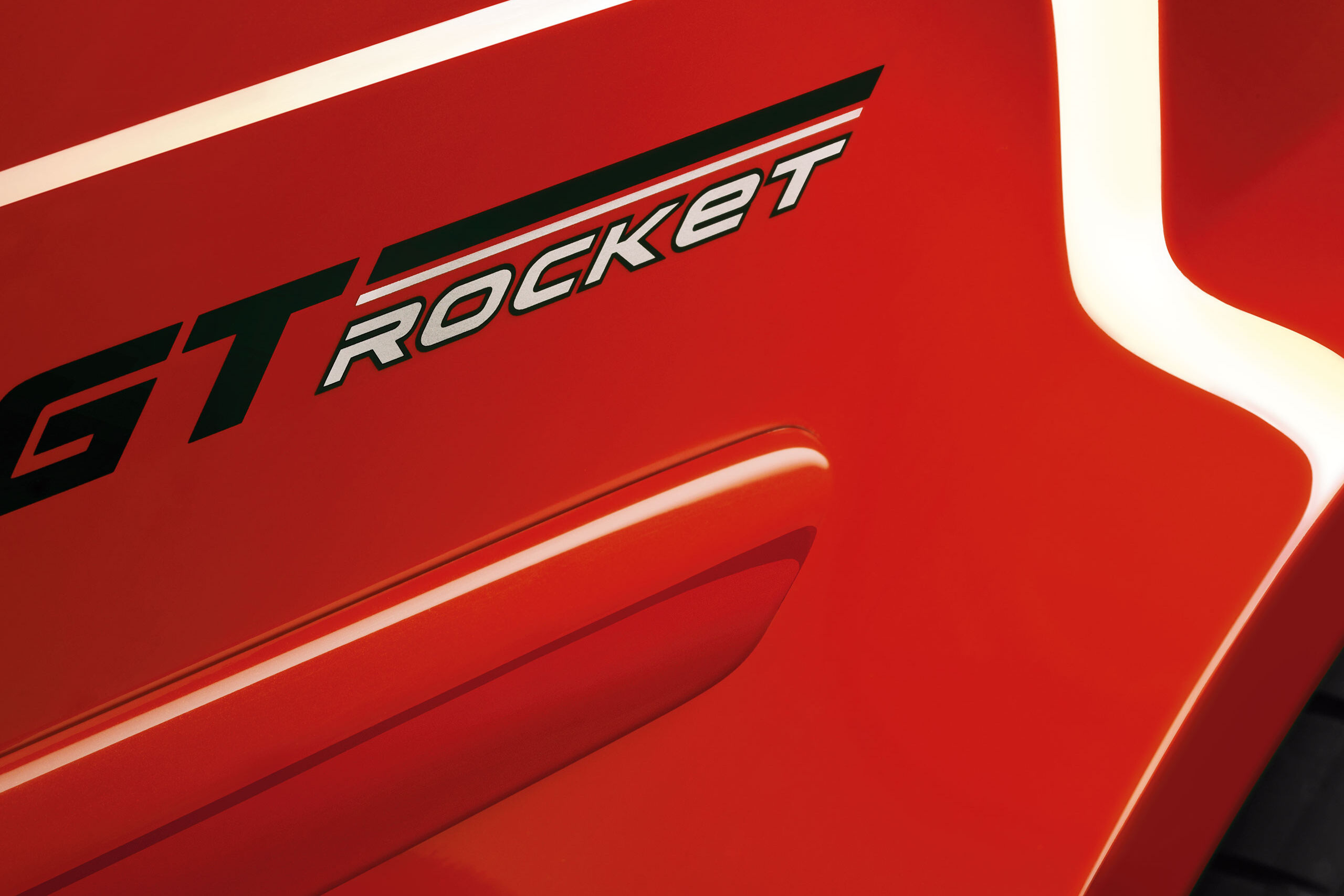 O logotipo "GT Rocket" de um Volkswagen Polo 4 vermelho