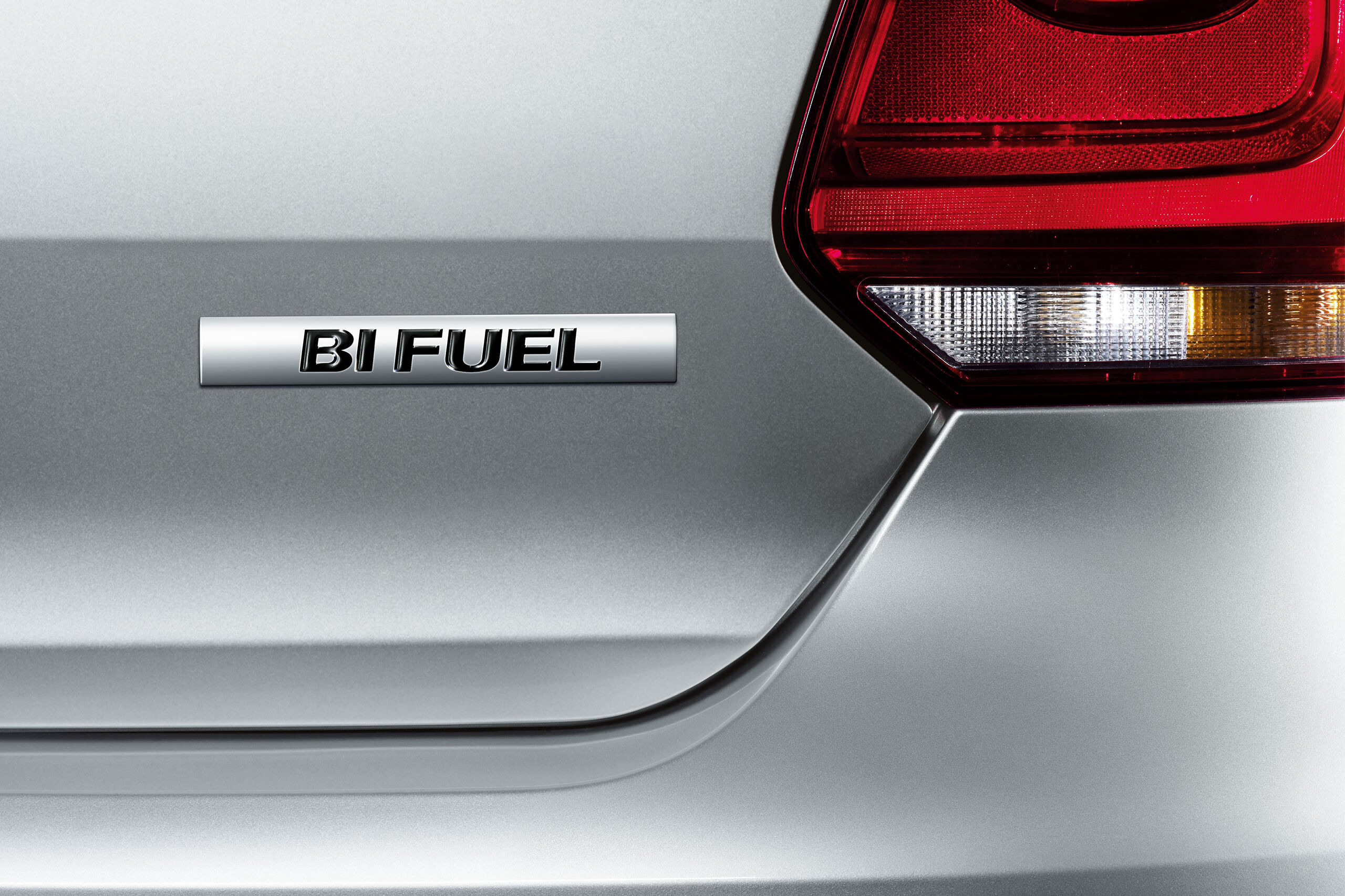 O logótipo BiFuel de um automóvel Volkswagen Polo 5 prateado