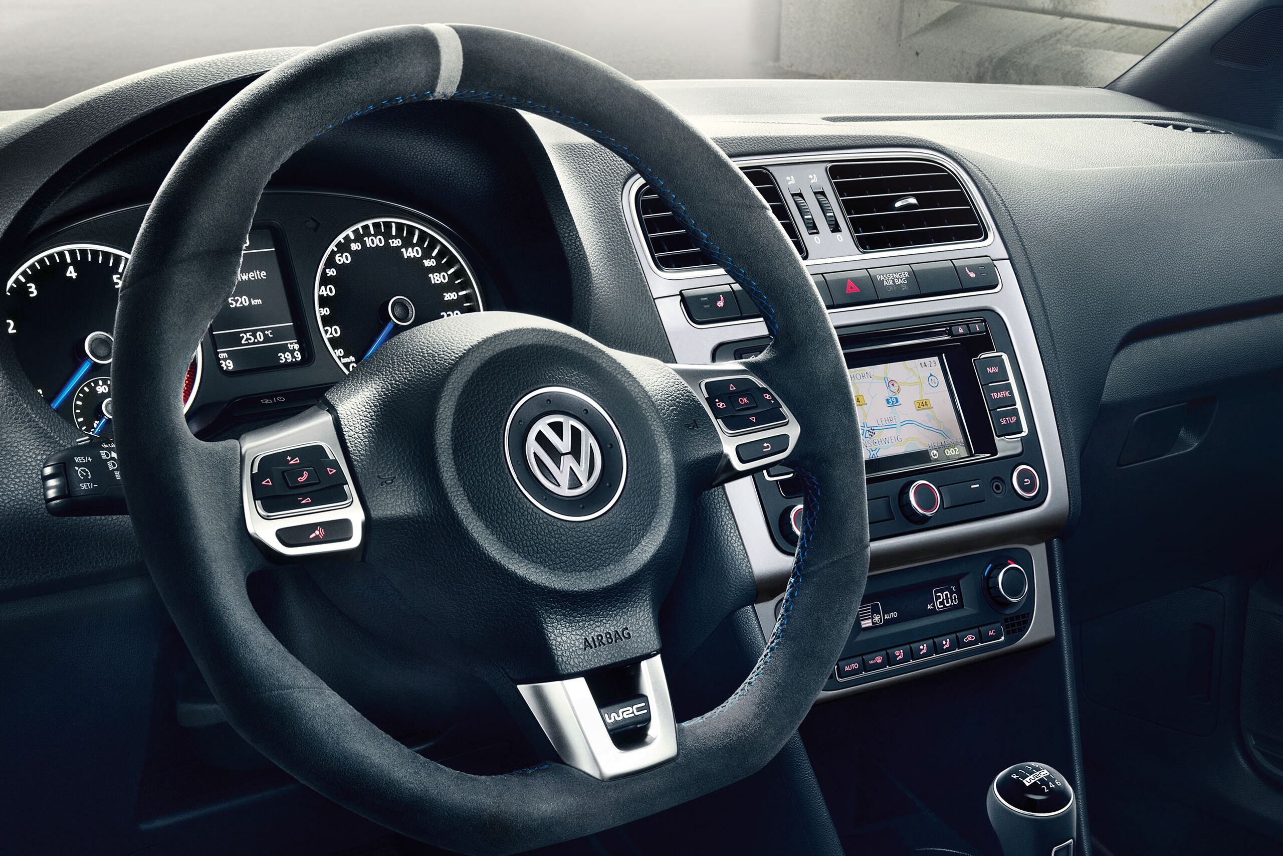 Uma vista detalhada de um cockpit VW Polo 5 - interior Volkswagen com sistemas de informação e de conectividade