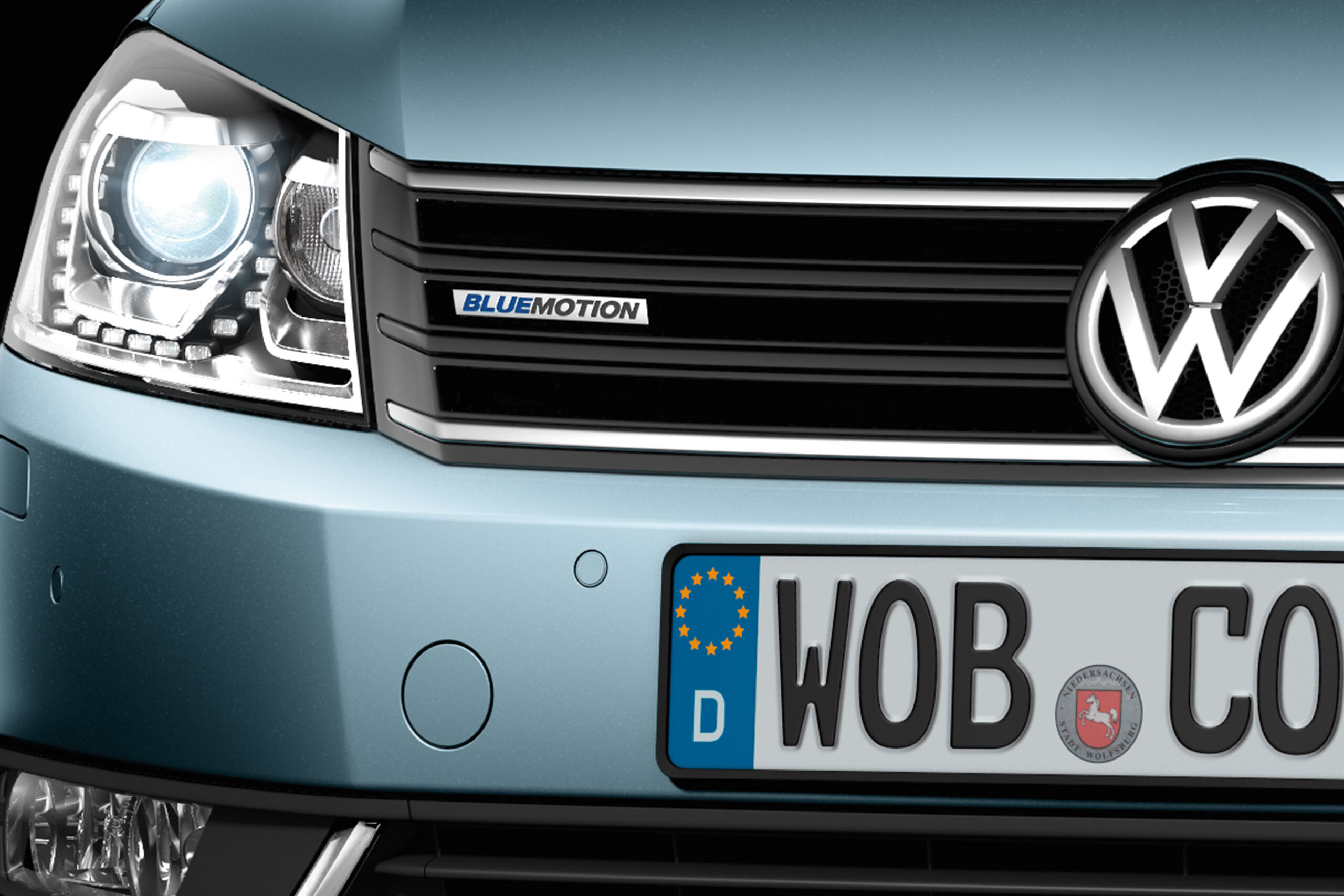 Vista detalhada da grelha do radiador com o emblema "BlueMotion" de um VW Passat B7.
