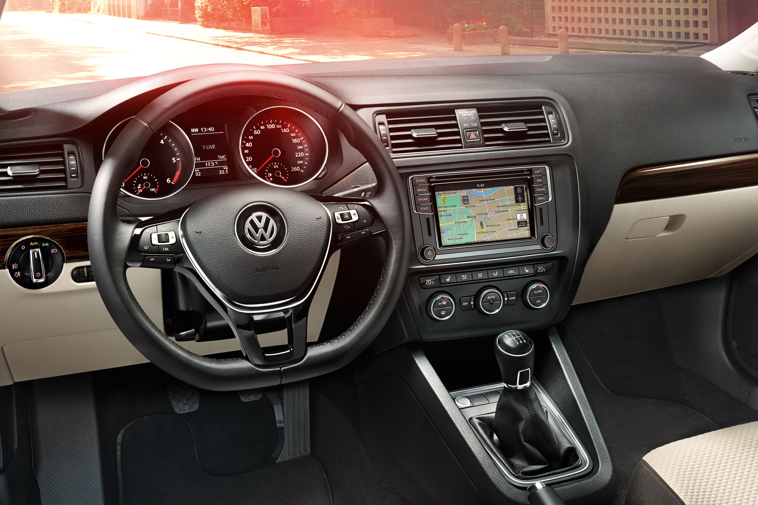 O interior de um VW Jetta 6 com elementos de design elegante e sistema de infotainment