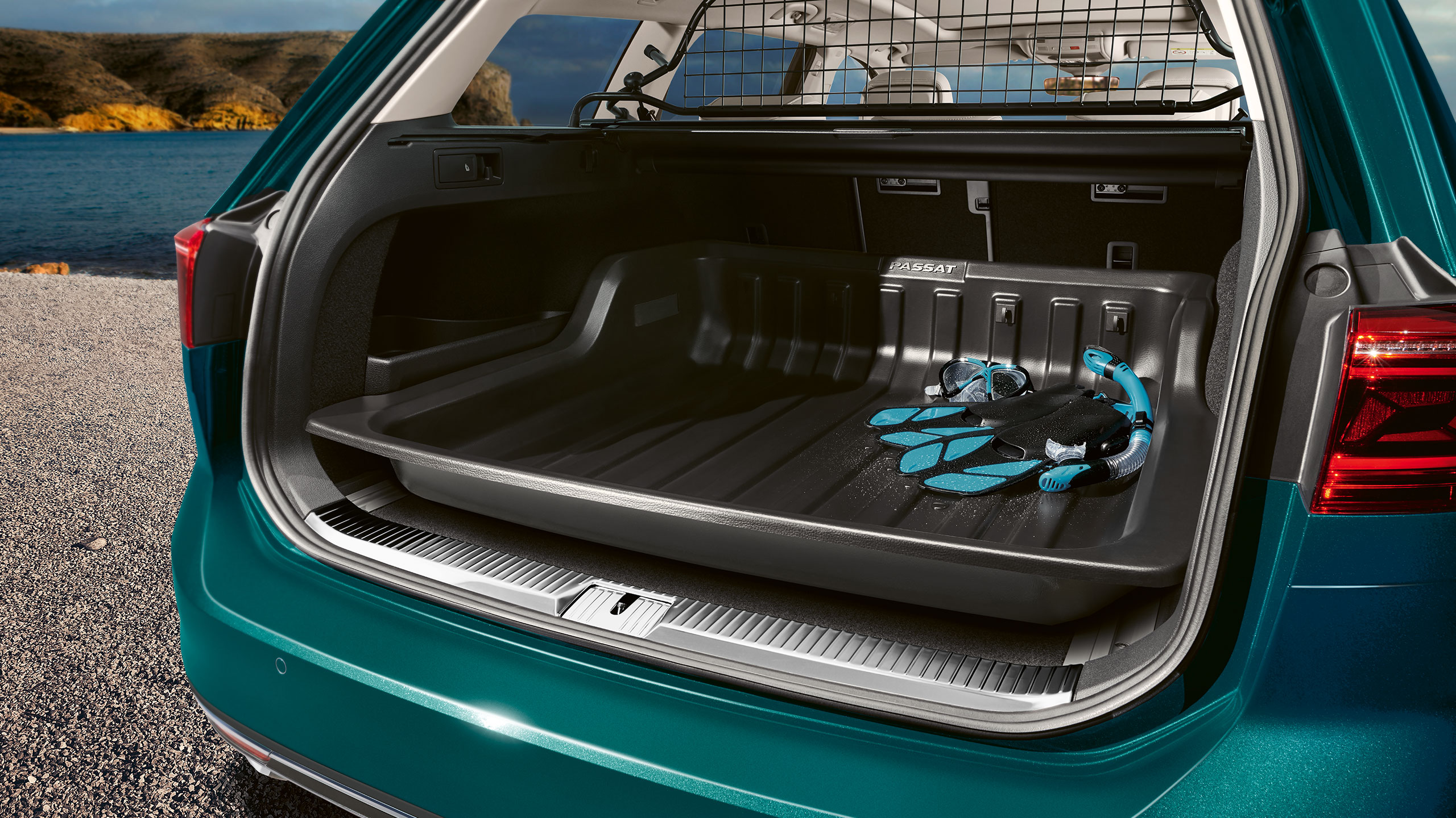 Um carro VW turquesa com um compartimento de bagagem aberto com equipamento de snorkel no interior