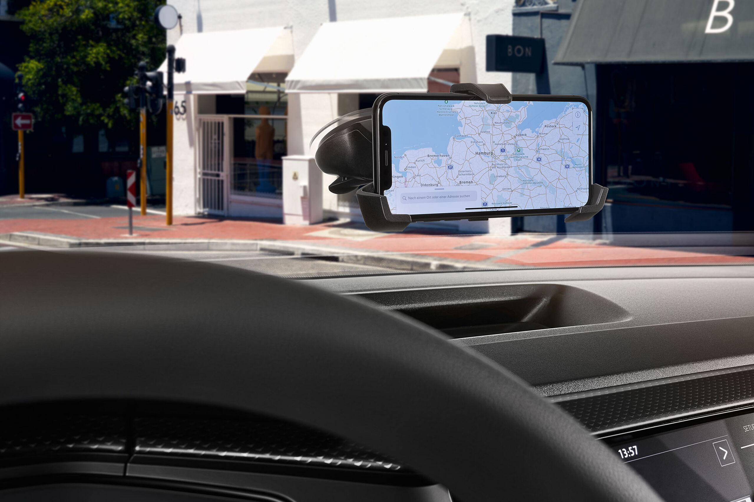 Um smartphone com uma aplicação de navegação aberta num suporte de telemóvel da Volkswagen Acessórios no interior de um automóvel VW