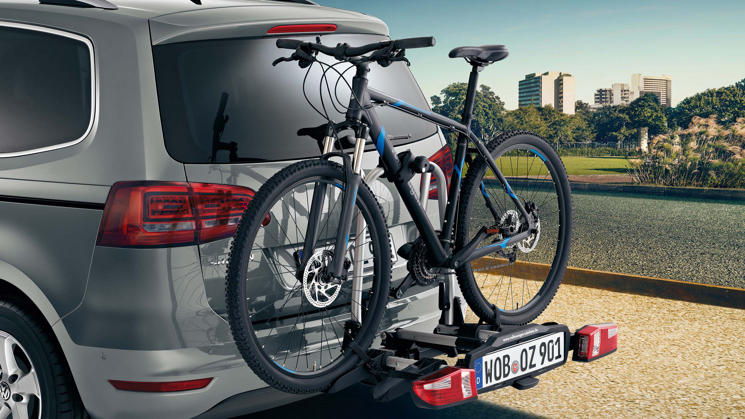 Um carro VW cinza com um porta-bicicletas da Volkswagen Acessórios - pronto para viajar