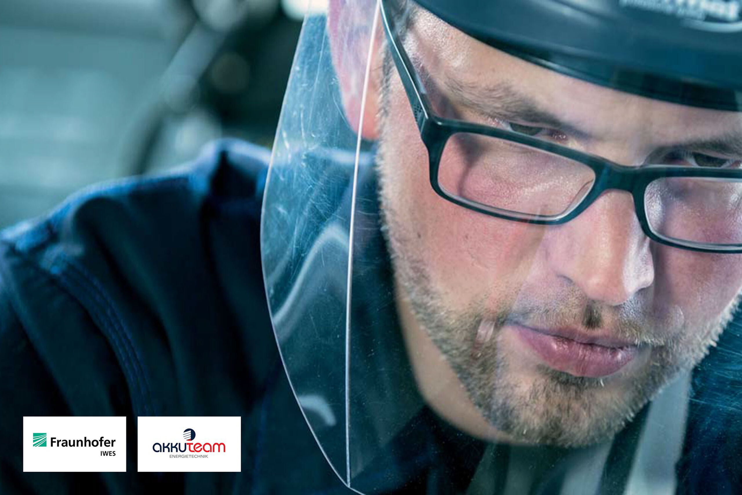 Um homem com uma proteção facial durante o teste do produto da bateria VW AGM
