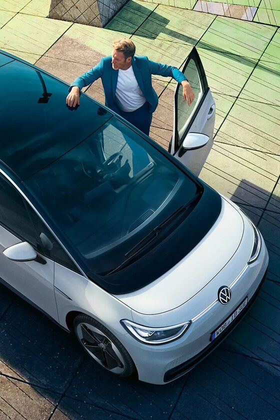 Um homem entra no carro elétrico Volkswagen ID.3