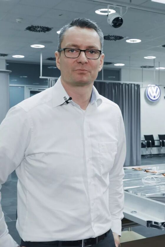 Norman Tenneberg in Wolfsburg bei der technischen Entwicklung