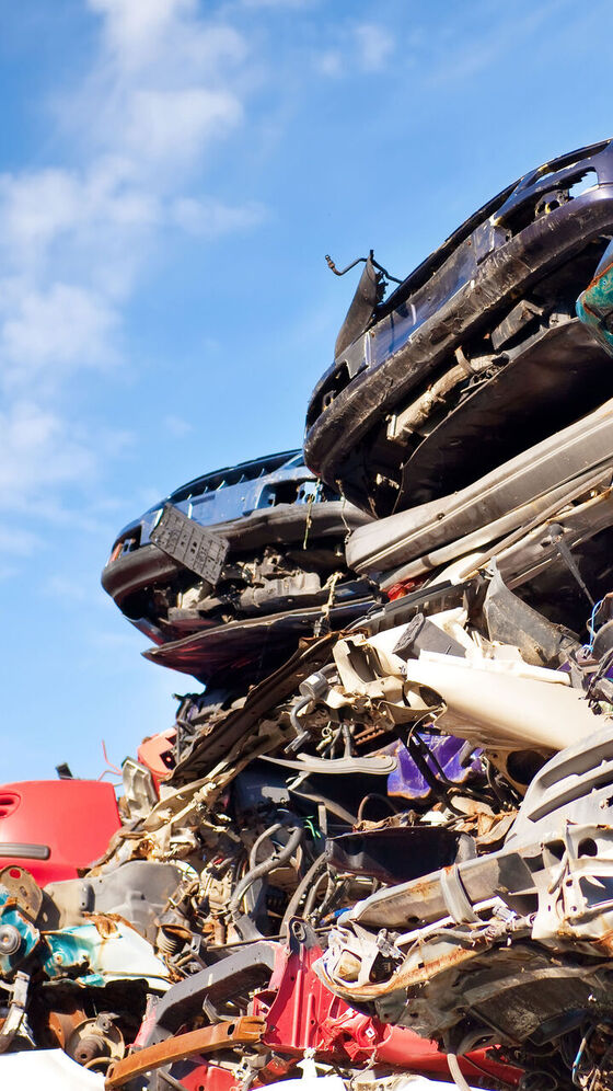 Volkswagen e outros carros na sucata, prontos para a reciclagem