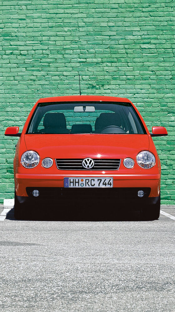 Um estacionamento VW Polo 4 tipo 9N1 vermelho em frente a uma parede verde