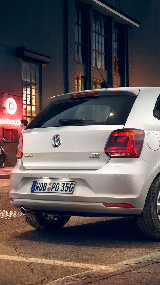 A vista traseira de um Volkswagen Polo 5 prateado "beats" à noite em frente de uma discoteca