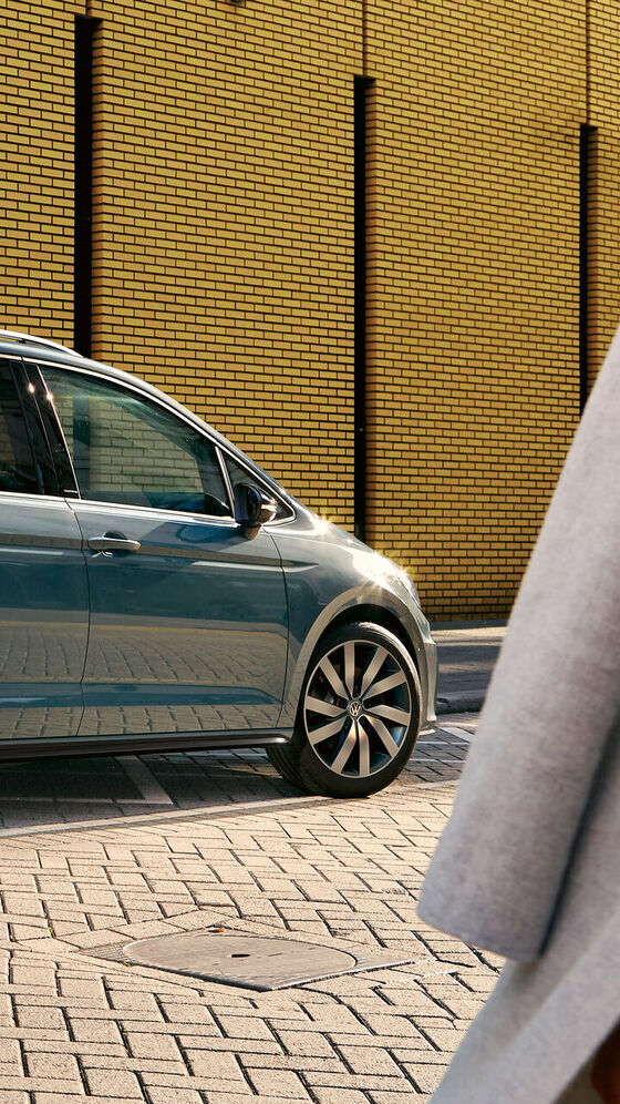 Um proprietário estacionou o seu carro com pneus Volkswagen - conhecimento de pneus
