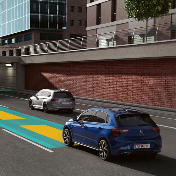 Citadino compacto VW Polo Azul com IQ.Drive Travel Assist na estrada de um túnel