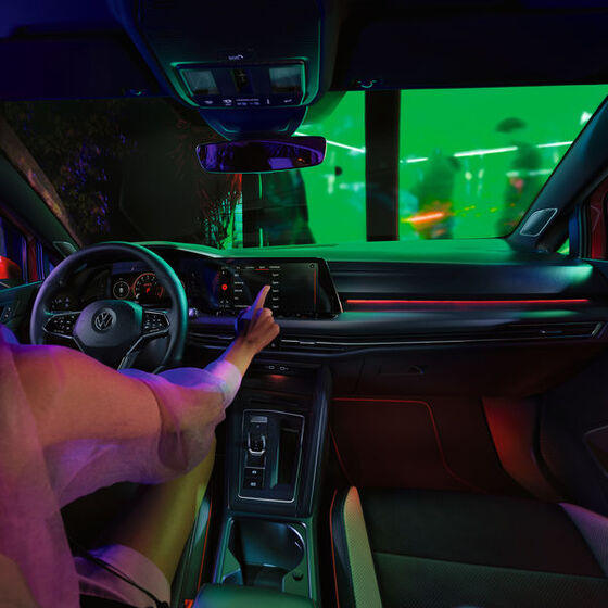 Interior do VW Golf GTI, vista do cockpit, sistema infotainment