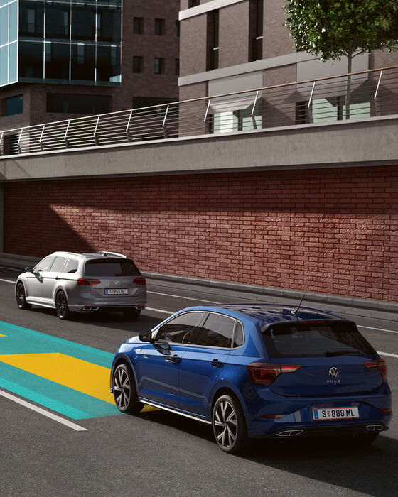 Novo citadino compacto VW Polo azul com IQ.Drive Travel Assist na estrada a entrar num túnel