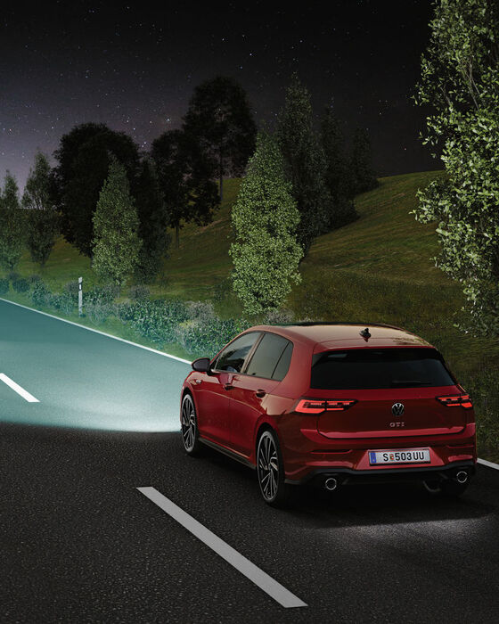 O VW Golf GTI, em vermelho, na rua. O IQ.Light encadeia parcialmente o carro que vem na direção contrária
