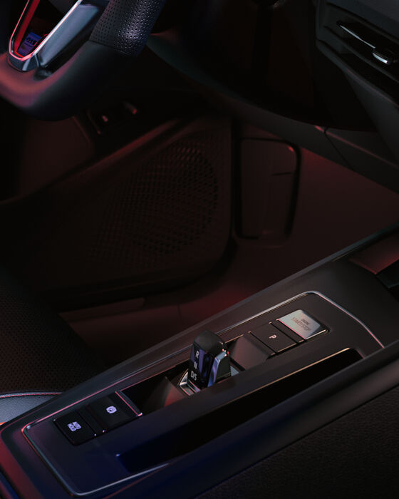 Interior do VW Golf GTI, vista do cockpit, vista detalhada da embraiagem DSG e consola intermédia